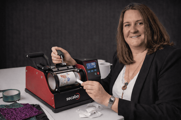 marjorie presse un mug en sublimation matif floral